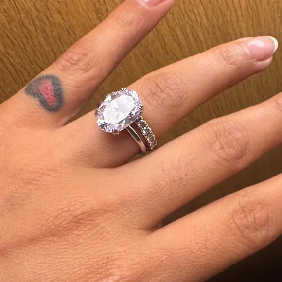 5ct Elegant Silver and LAB Moissanite Oval-Cut Ring - Picture 4 of 6